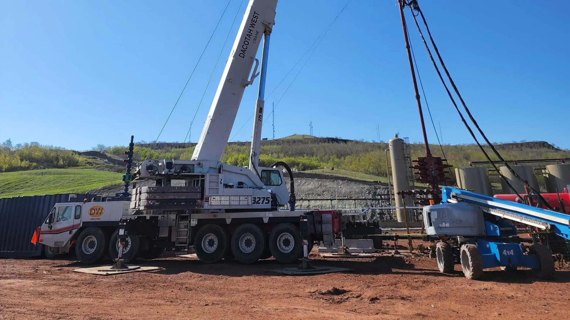 A Dacotah West 275-ton Link-Belt truck crane rigged up on a Bakken wellsite under open sky
