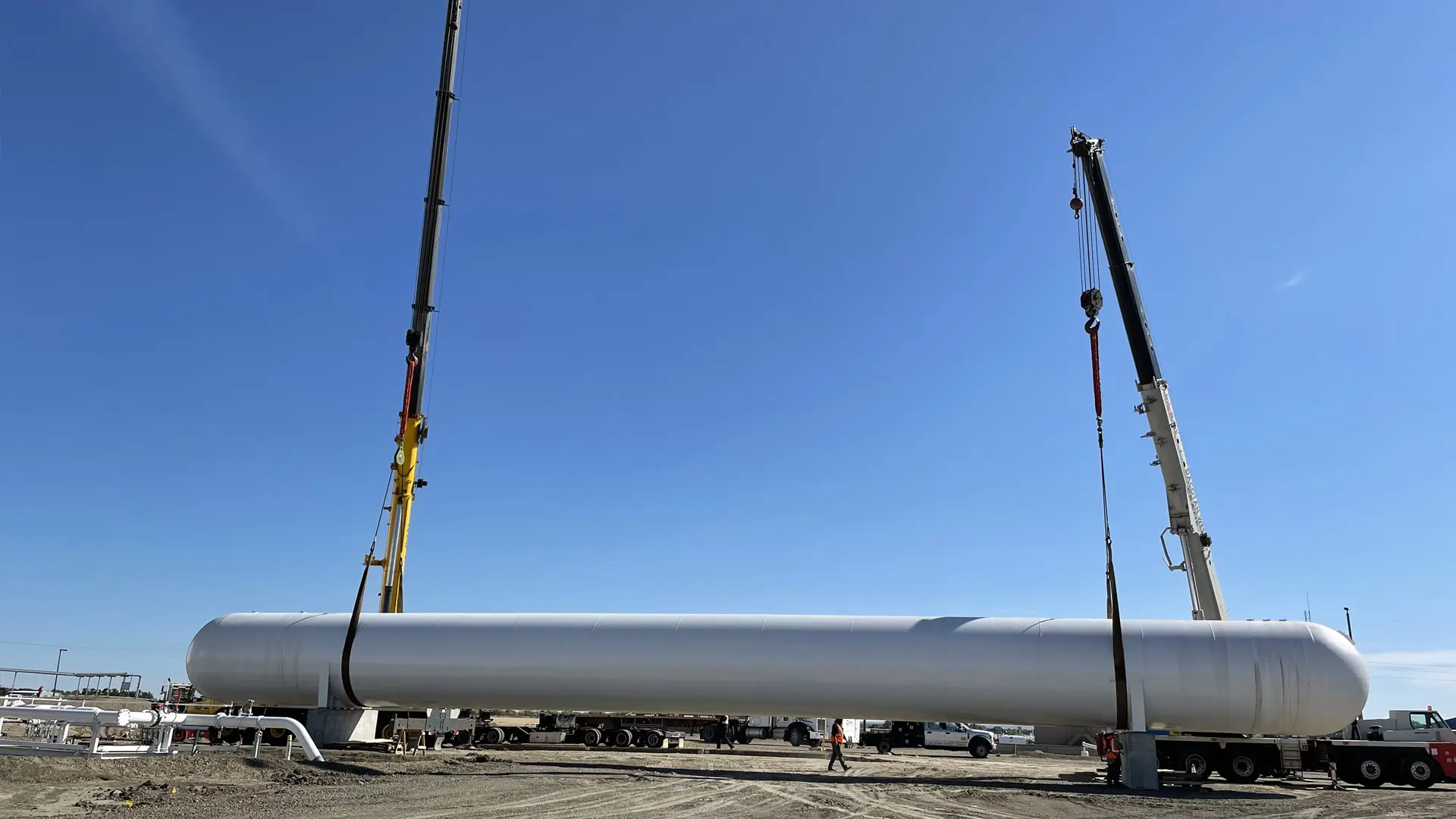 Two Dacotah West cranes making a tandem lift of a large pressure vessel