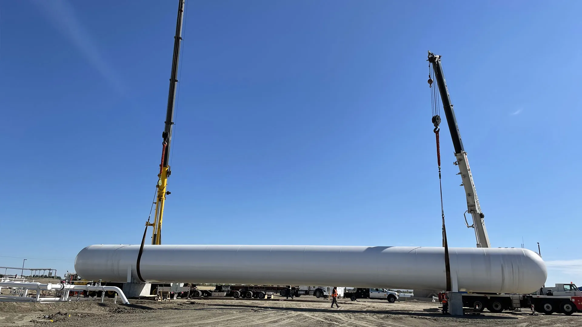Tandem lift setting a large pressure vessel on a Bakken location